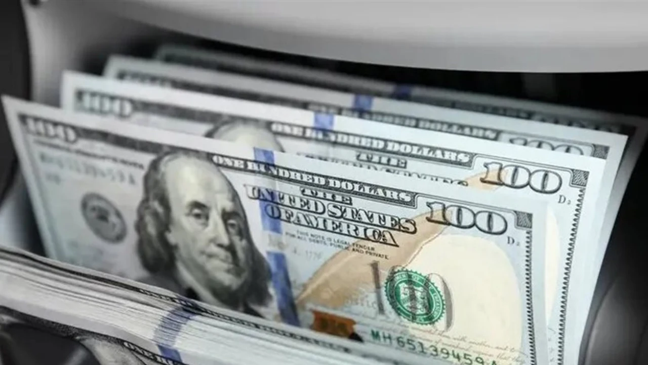 الدولار يسجل أعلى مستوى له أمام العملات المختلفة خلال 10 أيام مضت